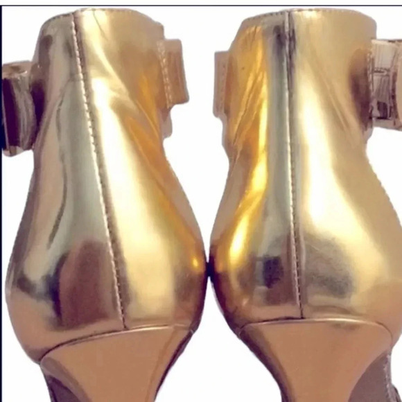 STEVE MADDEN "MARLENE-M"GOLD METALLIC/SNAKESKIN ANKLE STRAP
STILETTOS SIZe 6.5 - Picture 11 of 13